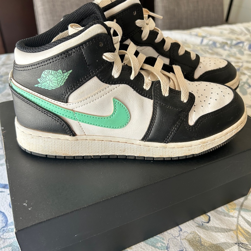 Air Jordan 1 MID Sneakers in Black, White & Mint